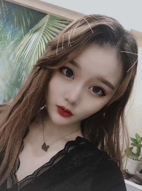 说话嗲嗲的一个妹子